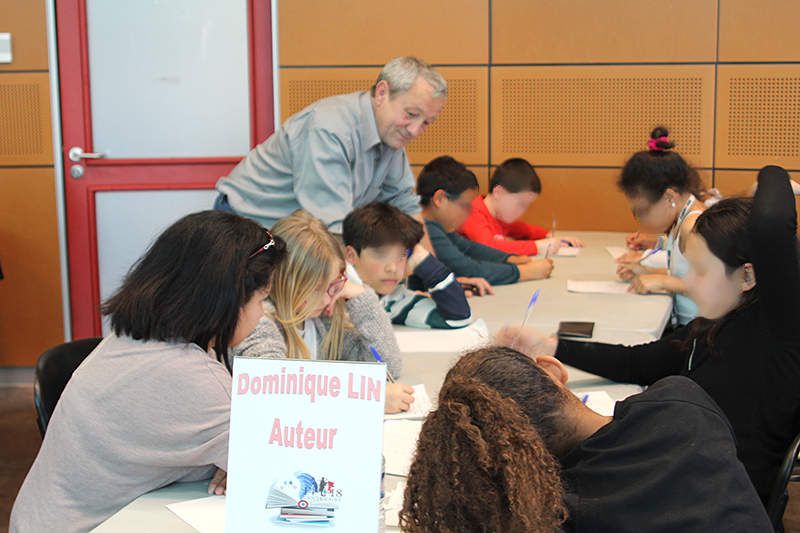 Des auteurs en ateliers et en dédicaces