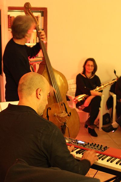 Partage des mots, des notes et des rires à la librairie Elan Sud