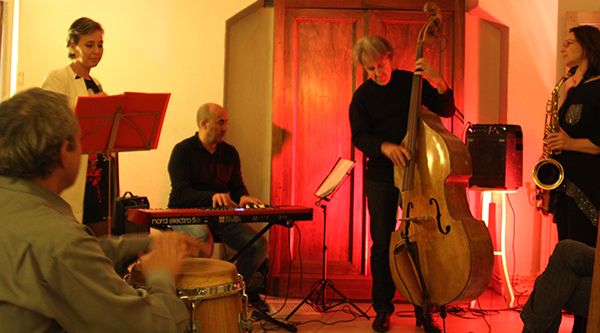 Partage des mots, des notes et des rires à la librairie Elan Sud