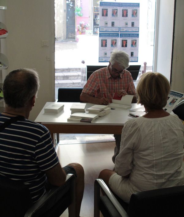 Une séance de dédicaces joyeuse