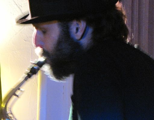 Dernière soirée de l’année 2013 à la librairie Elan Sud. Une soirée sous le signe de la musique des mots, une soirée sous le signe du vent qui pousse les hommes à se rencontrer et à partager leurs rythmes.

Corinne Niederhoffer nous avait