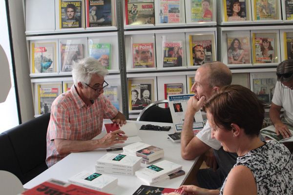 Une séance de dédicaces joyeuse