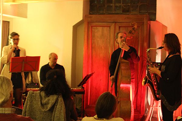 Partage des mots, des notes et des rires à la librairie Elan Sud