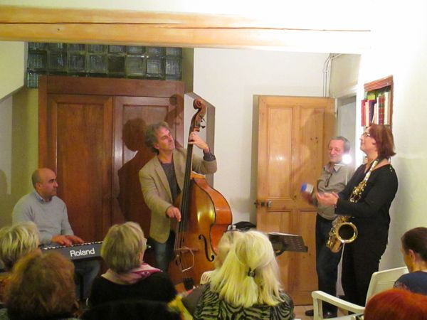 Une collection de photos de nombreux moment forts de la librairie : littérature, théâtre, musique, danse, et bien d'autres plaisirs partagés.