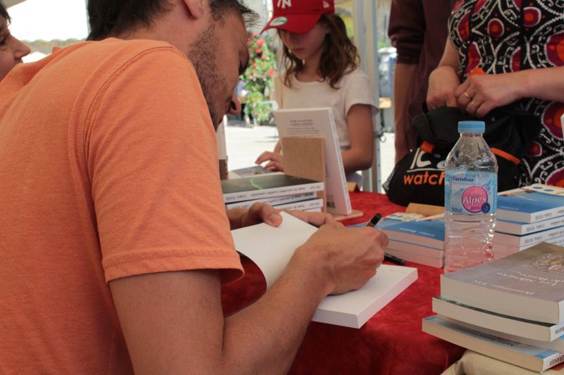 Lire en mai, à Nyons, une belle journée pour les auteurs