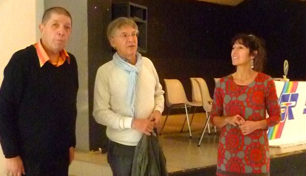 Myriam Saligari reçoit le Prix d'une association littéraire.