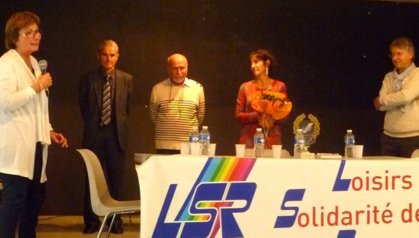 Myriam Saligari reçoit le Prix d'une association littéraire.