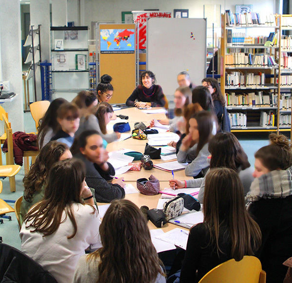 Myriam Saligari sous le regard des lycéens