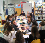 Myriam Saligari sous le regard des lycéens