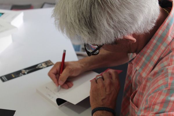 Une séance de dédicaces joyeuse