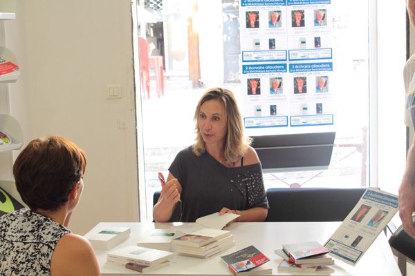 Une séance de dédicaces joyeuse