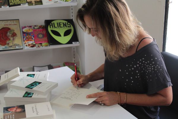 Une séance de dédicaces joyeuse