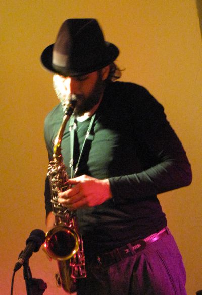 Dernière soirée de l’année 2013 à la librairie Elan Sud. Une soirée sous le signe de la musique des mots, une soirée sous le signe du vent qui pousse les hommes à se rencontrer et à partager leurs rythmes.

Corinne Niederhoffer nous avait